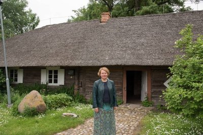 Smilgių kultūros centro direktorė L. Narkevičienė sako, kad gyvenamasis namas į šią vietą buvo atkeltas iš netolimo kaimo.