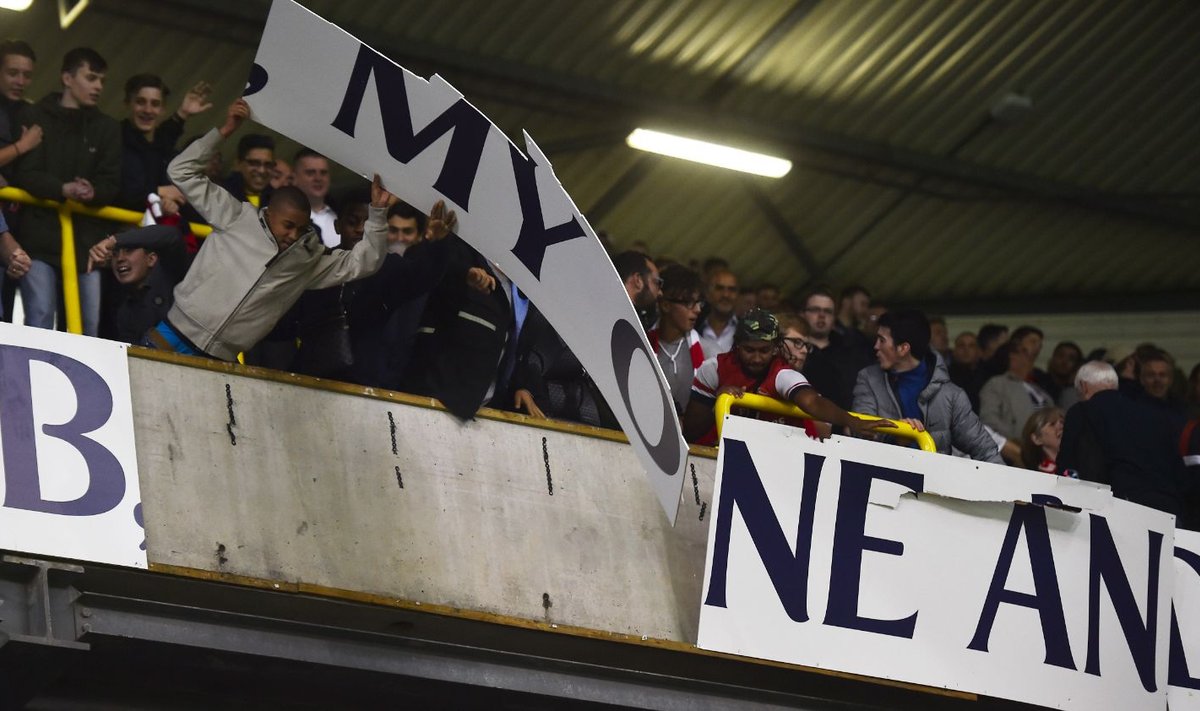 Londono „Arsenal“ fanai niokoja „Tottenham“ stadioną