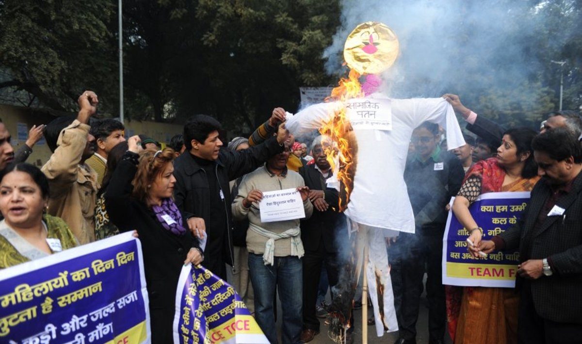 Protestai dėl moterų žaginimo Indijoje