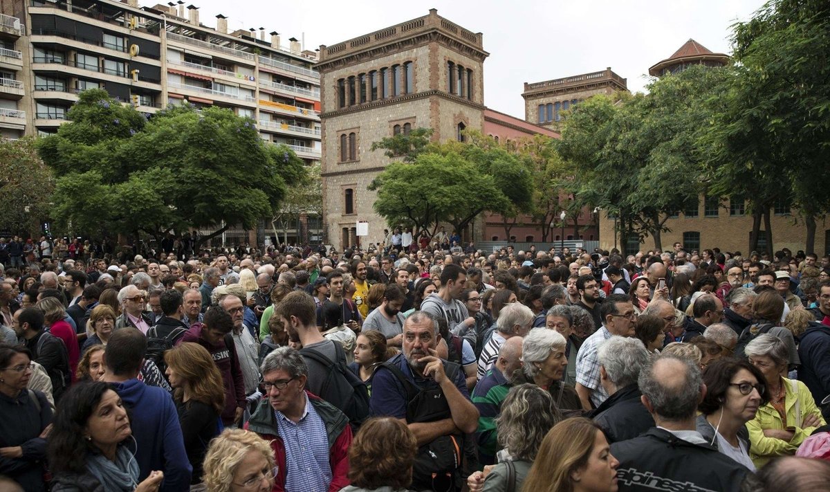Istorinė diena: šimtai katalonų renkasi prie rinkimų apylinkių