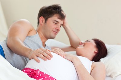 nėštumas, nėščia, miegamasis, lova, seksas, miegas, pora, šeima