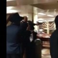 Nufilmuota, kaip policija šauna ir sulaiko sinagogoje studentą subadžiusį vyrą