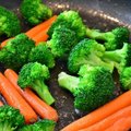 Išsaugokite vitaminus maiste: išaiškino, kurias daržoves geriau vartoti šviežias, o kurias patartina apvirti ar apkepti