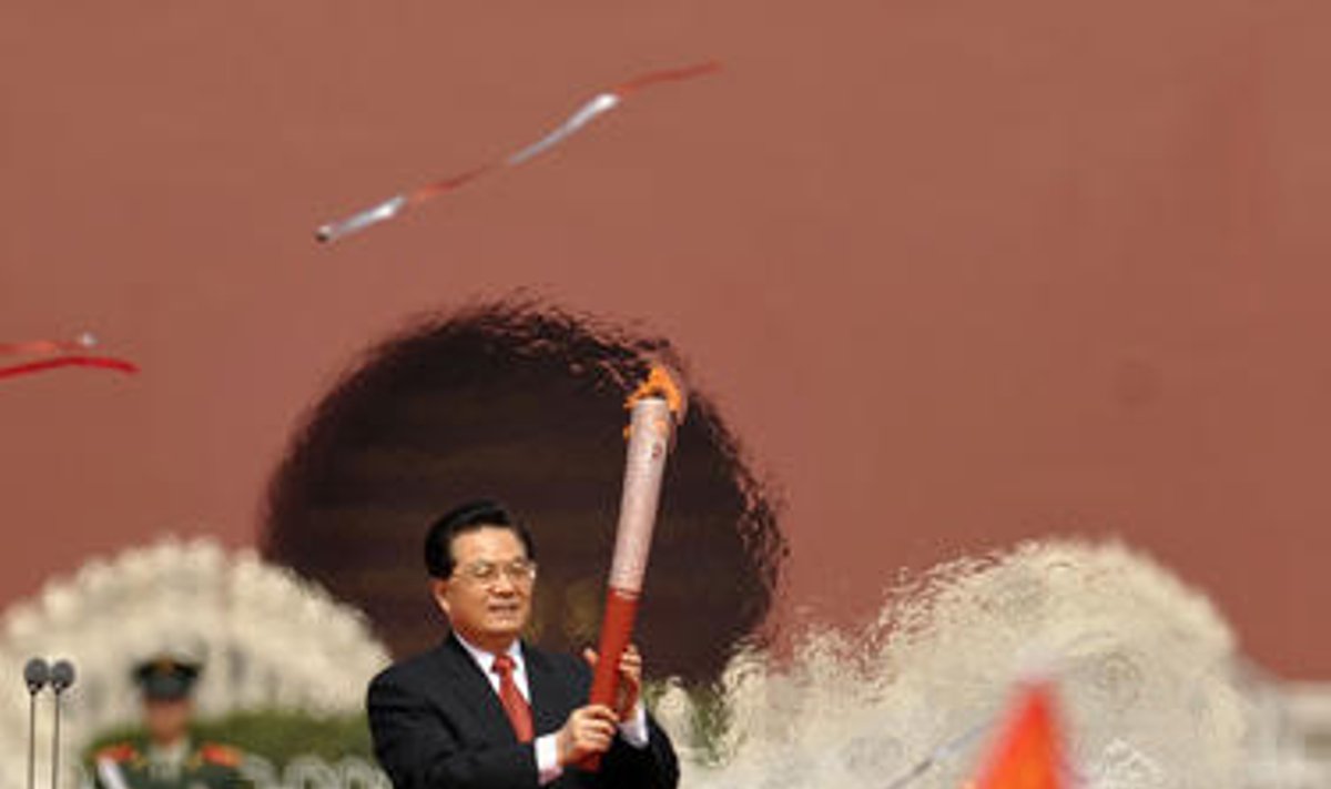 Kinijos prezidentas Hu Jintao Tianmenio aikštėje laiko Olimpinį deglą