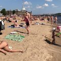 Rusiškas paplūdimys nustebins lietuvius: ten maudosi ant automobilių padangų, o vietoj kepurių naudoja laikraščius