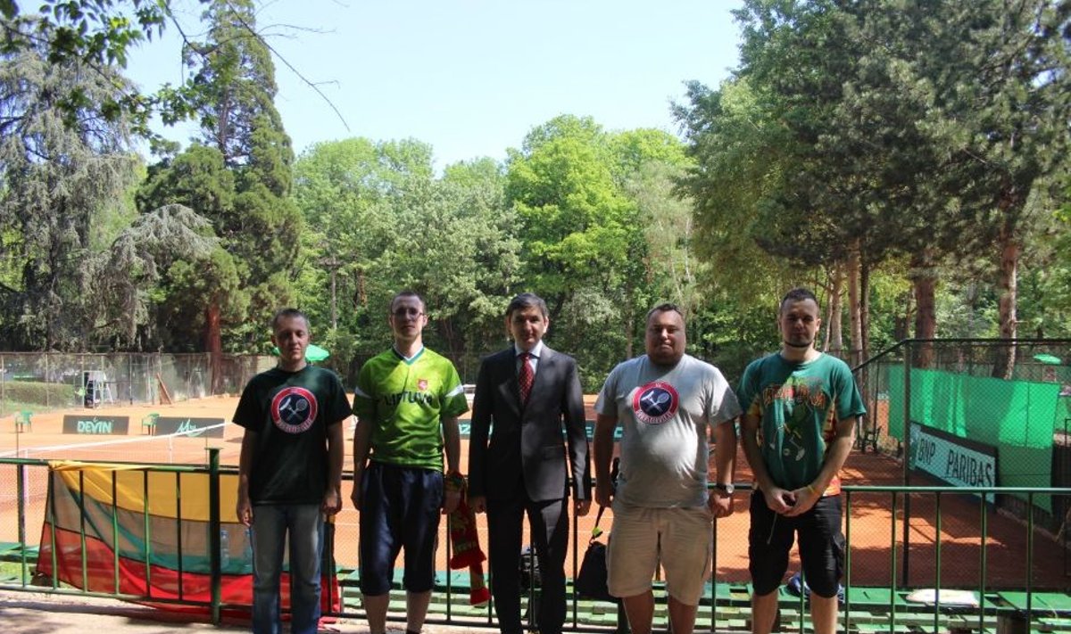 Teniso rinktinės fanai su Lietuvos ambasadoriumi Bulgarijoje Dariumi Gaidžiu 