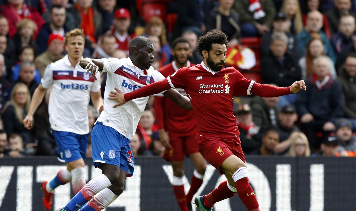 "Stoke City" Badou Ndiaye (kairėje) ir "Liverpool" puolimo mašina Mohamedas Salah 