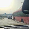 Eismo nelaimė Vilniuje: į ratą pametusį autobusą įsirėžė „Opel“