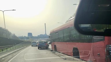Eismo nelaimė Vilniuje: į ratą pametusį autobusą įsirėžė „Opel“