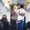 Su šeimomis atostogauti skrendančių Lavrinovičių elgesys prajuokino lėktuvo keleivius