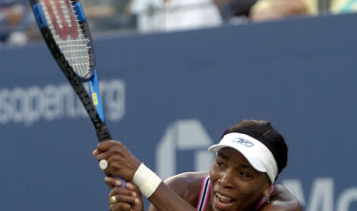 Tenisininkė Venus Williams muša kamuoliuką.