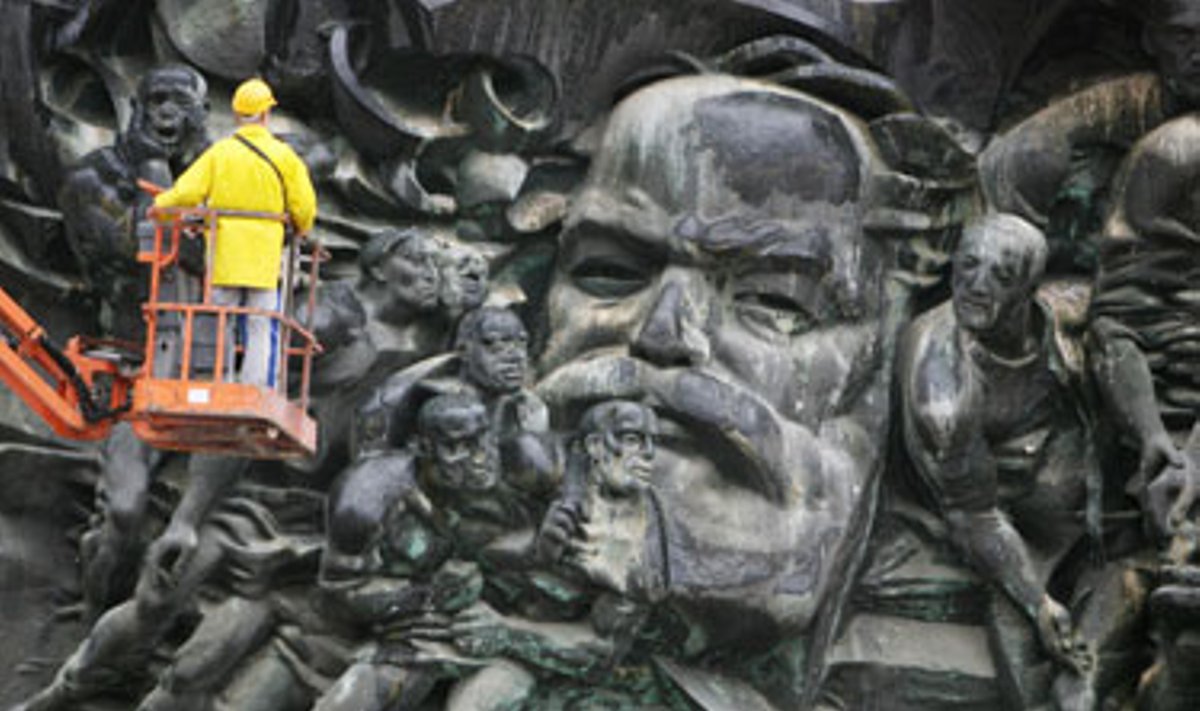 Darbininkas apžiūrinėja krano nukeliamą 33 t sveriančią Karlo Markso skulptūrą Leipcige, Vokietijoje. 
