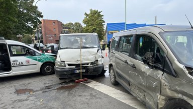 В Клайпеде столкнулись три автомобиля, в ДТП был поврежден и экипаж полиции