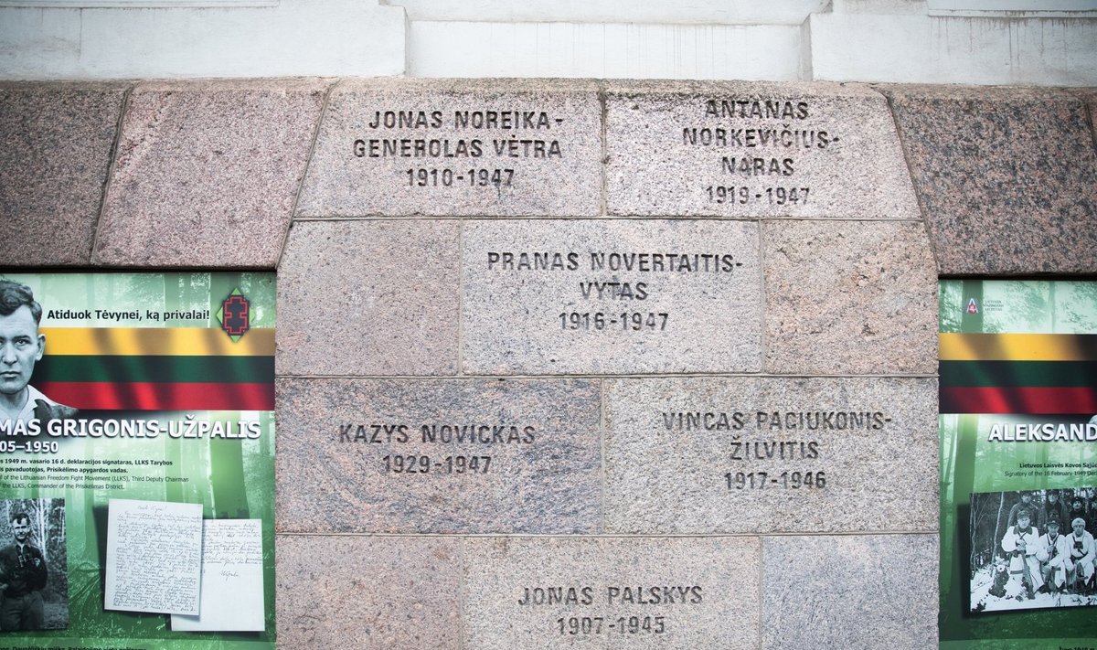Nužudytų sovietų aukų pavardės ant buvusių KGB rūmų sienos