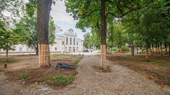 Daugiau nei prieš metus prasidėjusiai rekonstrukcijai koją kiša kiniškas granitas