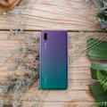 „Huawei“ telefoną P20 nudažė pašvaistės spalvomis