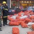 Apvirtus vilkikui Kinijoje, praeivė atsidūrė po česnakų maišais