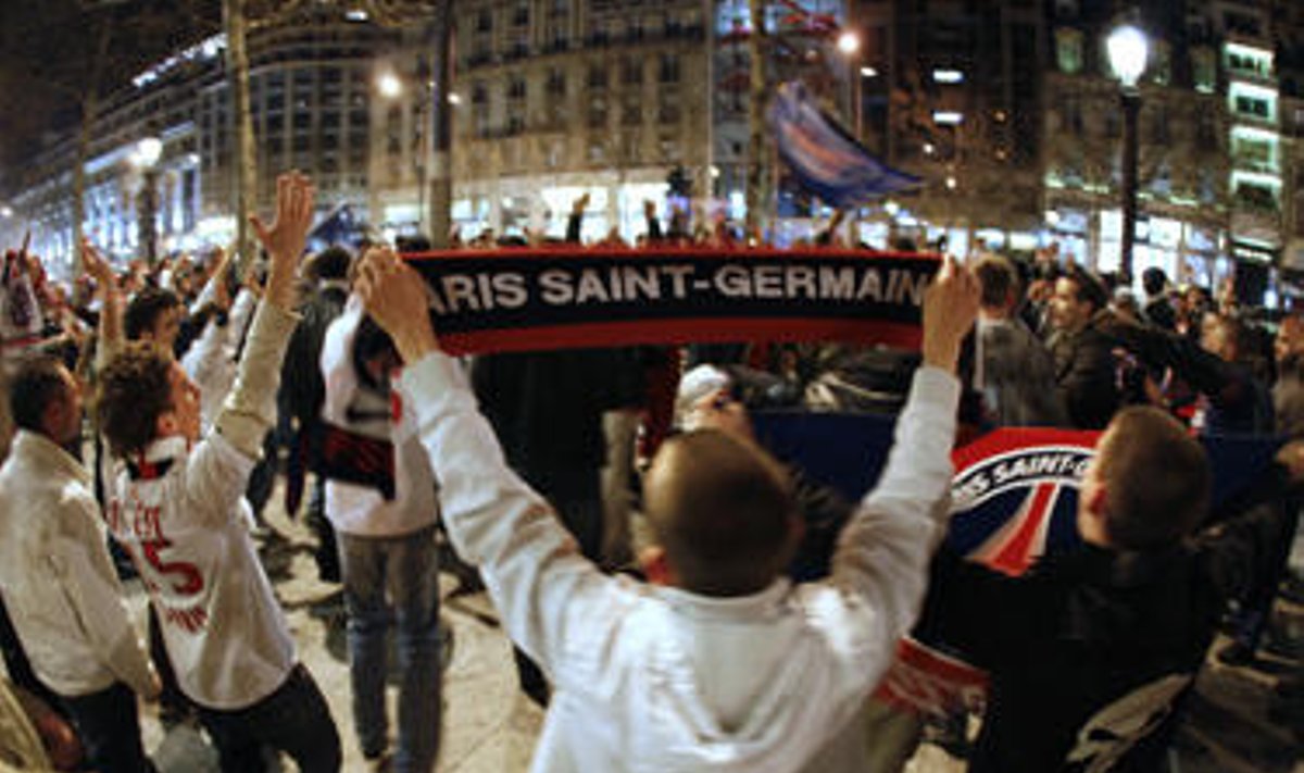 "Paris Saint Germain" futbolo klubo sirgaliai švenčia komandos pergalę Prancūzijos lygos taurės finale