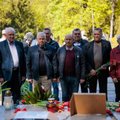 Antakalnio kapinėse renkasi žmonės su gėlėmis, leidžiama rusiška muzika