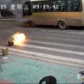 Nufilmuota: nuo iš restorano atriedėjusio dujų baliono užsidegė autobusas