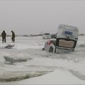 Išgelbėti užšalusiame ežere Kinijoje įlūžusio automobilio keleiviai