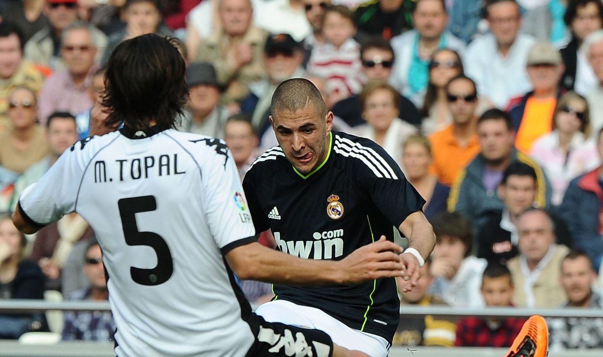 Mehmetas Topalas ("Valencia") ir Karimas Benzema ("Real")