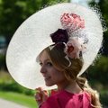 Karališkose lenktynėse - įspūdingų skrybėlių paradas