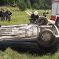 Ties Lašinių kaimu merginos „Peugeot“ nulėkė nuo kelio ir stogu nučiuožė į griovį