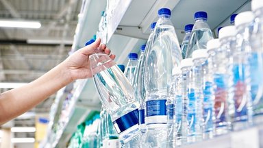 Nuo liepos – draudimas dėl pardavinėjamų gėrimų su plastikiniu kamšteliu: verslas keičia gamybą