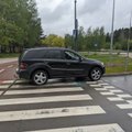 Galimai neblaivus vairuotojas rėžėsi į atitvarus Vilniuje: prireikė ir ugniagesių pagalbos