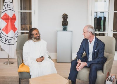 Šankaras su RedCross prezidentu Ženevoje, Twitter @SriSri nuotr.