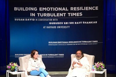 Šankaras diskusijoje Harvardo Universitete, Twitter @SriSri nuotr.
