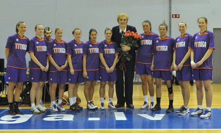 Uljana Semionova su Rygos "TTT-Riga" krepšininkėmis (R.Vambuts nuotr.)