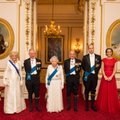 Naujausiame karališkosios šeimos portrete ryškiausiai sužibo princesės Dianos tiara pasipuošusi K. Middleton