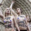 Pusnuogės „Femen“ merginos mušė varpais Paryžiaus katedroje