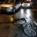 Prie Vilniaus „Akropolio“ partrenktas dviratininkas, jam sužalota galva