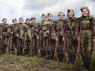 Raudonosios armijos moterų karių istorijos dažnai pasitelktos propagandai, dažnai skelbiant su nebūtomis istorijomis ar išpučiant jų nuopelnus. Nuotraukoje – snaiperių mokymų dalyvės, 1943-ieji