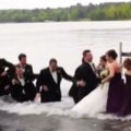 Vestuvių vaizdelis: įlūžus tiltui jaunieji su svita atsidūrė ežere
