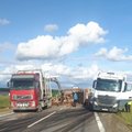 Šiaulių aplinkkelyje apvirtęs miškovežis užtvėrė kelią