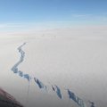 Nuo Antarktidos šelfinio ledyno atskilo Los Andželo dydžio ledkalnis: teigia, kad klimato kaita čia niekuo dėta