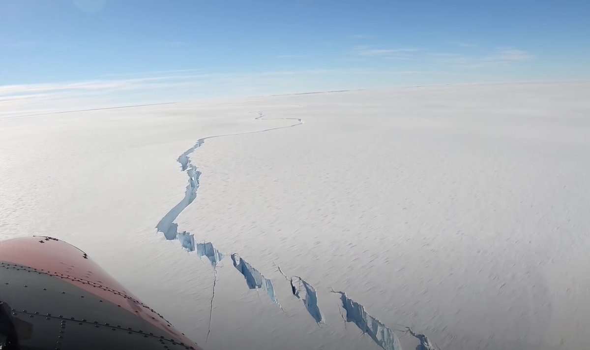 Ledkalnis atsiskyrė nuo Antarktidos Brunto šelfinio ledyno