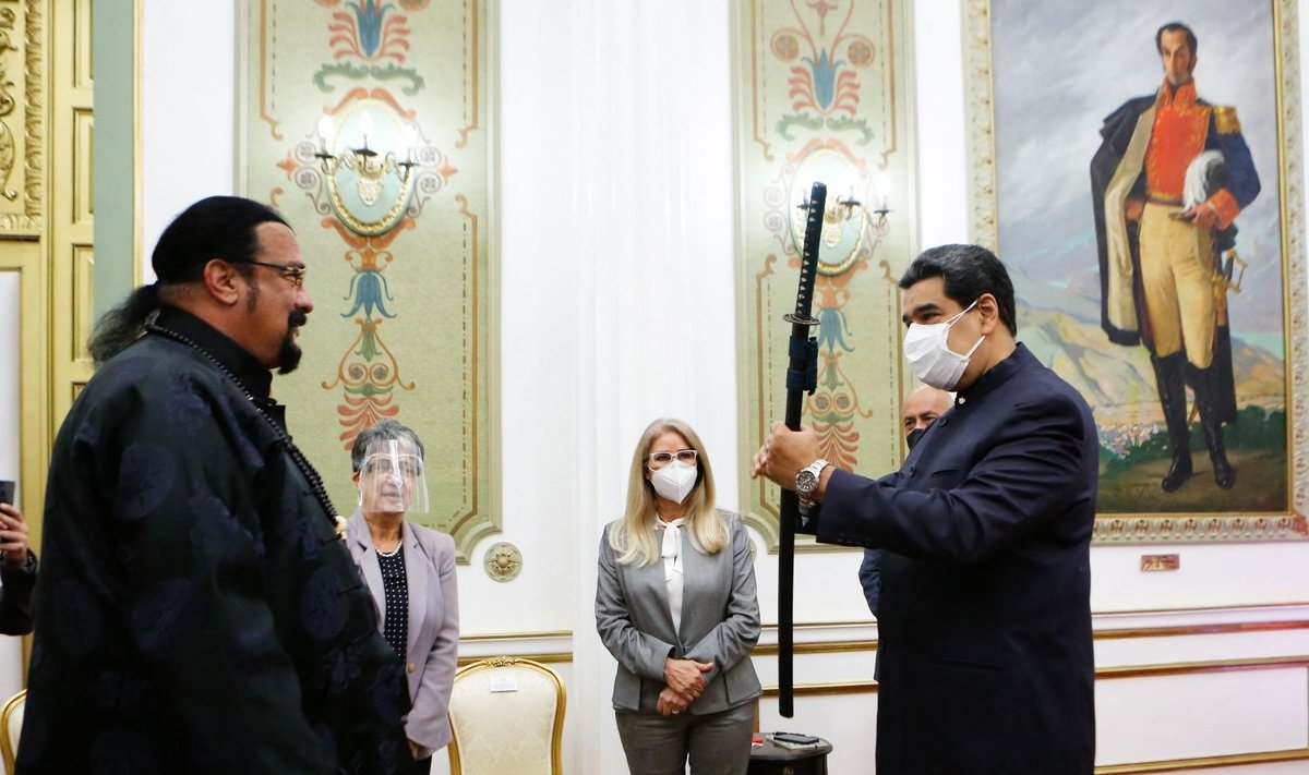 Stevenas Seagalas padovanojo Venesuelos prezidentui kardą