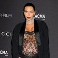 Riba peržengta: tuoj gimdysianti Kim Kardashian vakarėlyje pasirodė perregimais drabužiais