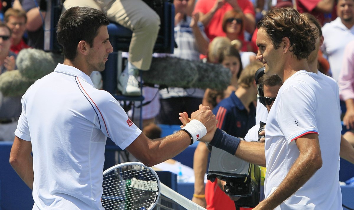 Novakas Djokovičius sveikina Roger Federerį su pergale