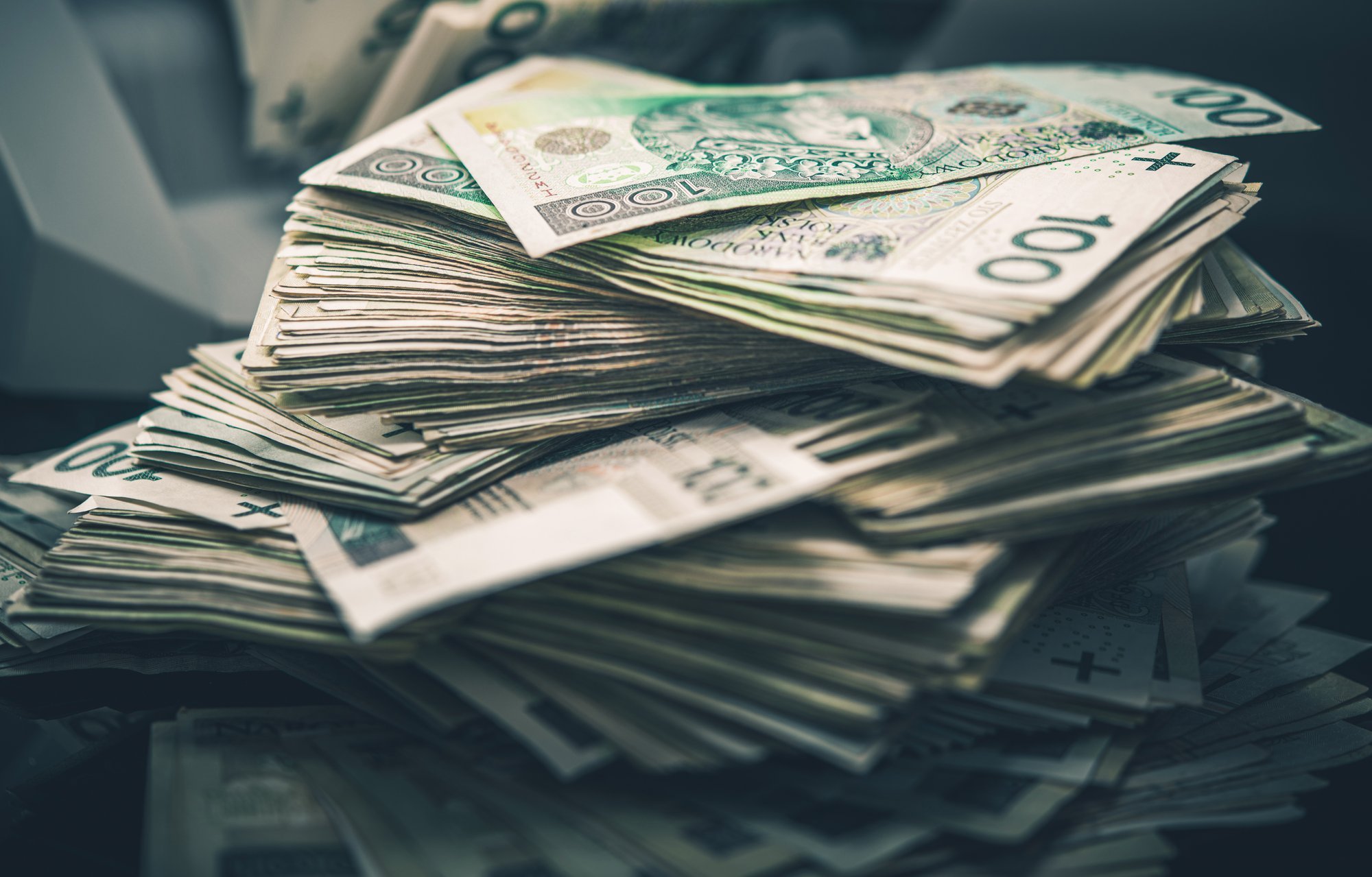 Timer giełdowy: Wyniki wyborów w Polsce wspierają złotego, akcje i spadają rentowność długu publicznego