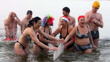 Самые закаленные встречают Новый год в литовском озере Гелужис