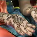 Daugiau nei 900 indžių tuo pačiu metu pasidarė chna tatuiruotes