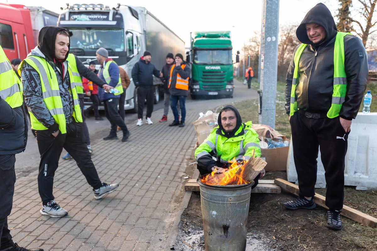 W Polsce kierowcy, którzy utknęli na granicy z Ukrainą, prowadzą strajk głodowy