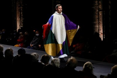 Belgijos katedroje surengtame madų šou modeliai vilkėjo kunigų sutanas