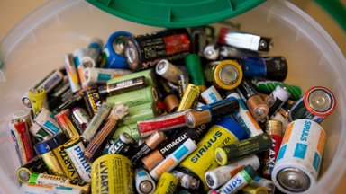 Kiek kasmet parduodame ir surenkame perdirbimui nešiojamųjų baterijų atliekų?